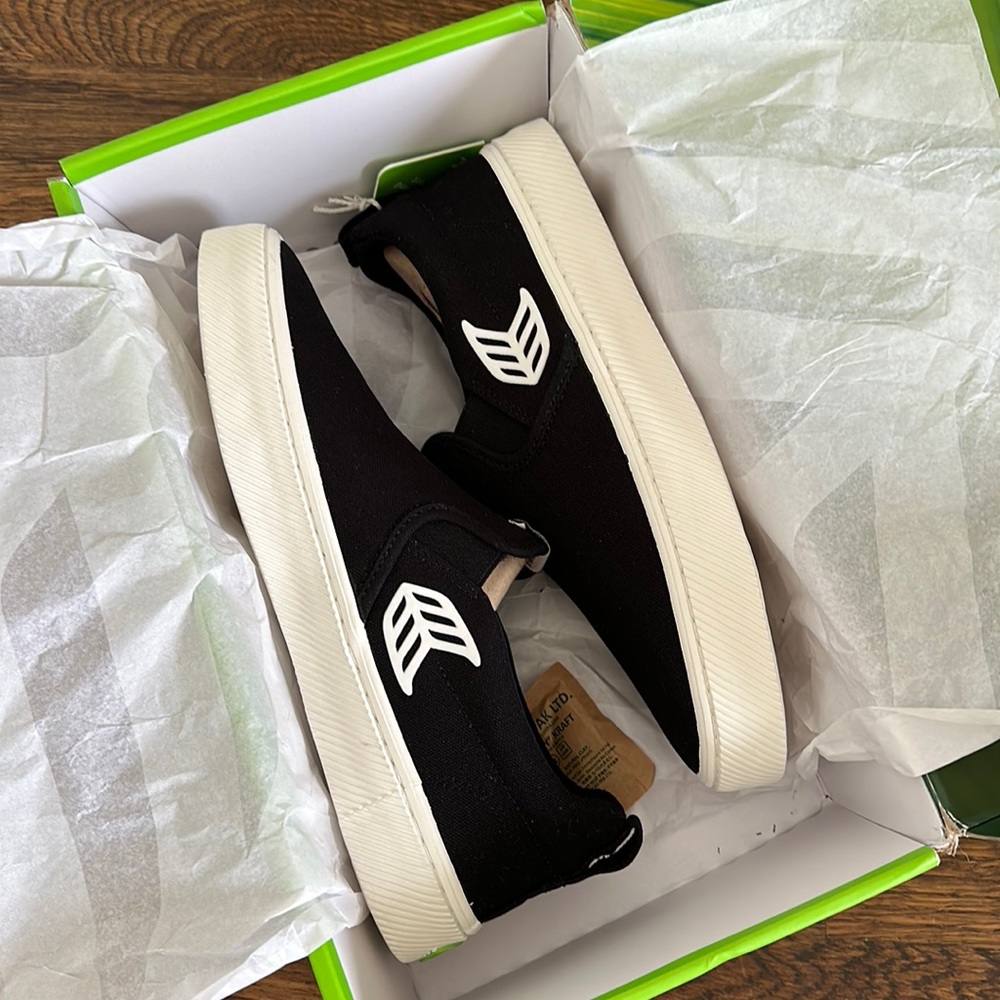 NWT Never Worn Cariuma Slip On Sneaker in Black Canvas size 9 women’s